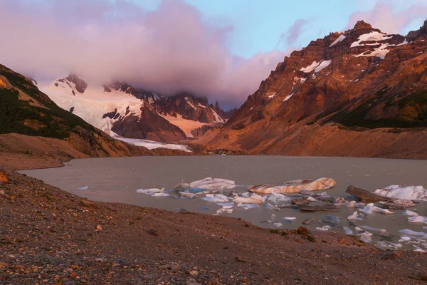 Cerro Torre vychází z mraků v Laguna Torre — Stock fotografie