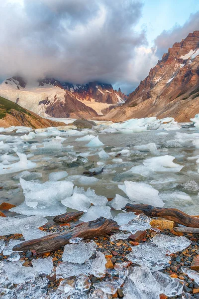 Cerro Torre y témpanos en Laguna Torre — Foto de Stock