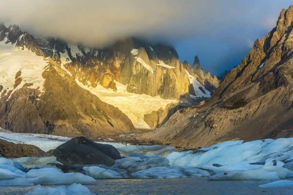 Cerro Torre e icebergs na Laguna Torre — Fotografia de Stock