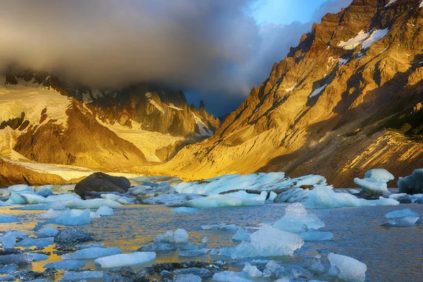 Cerro Torre e icebergs na Laguna Torre — Fotografia de Stock