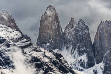 Torres del Paine doruklarına bulutlar geliyor 