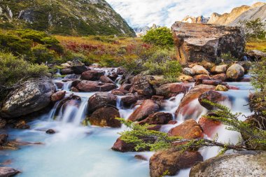 Tierra del Fuego 'da Laguna Esmeralda yakınlarında bir nehir.