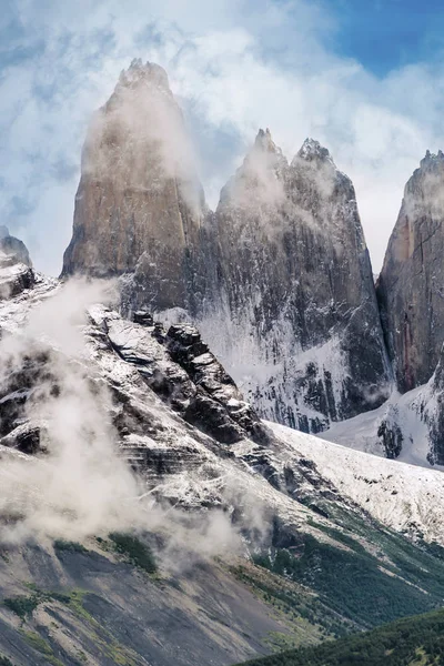 Picos de Torres del Paine procedentes de las nubes — Foto de Stock