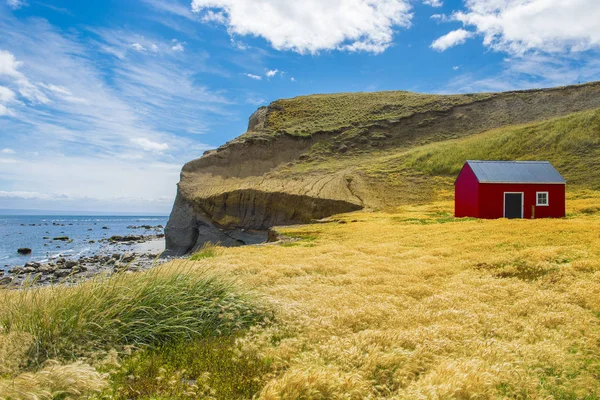 Fiskarstuga nära kusten i Eldslandet — Stockfoto