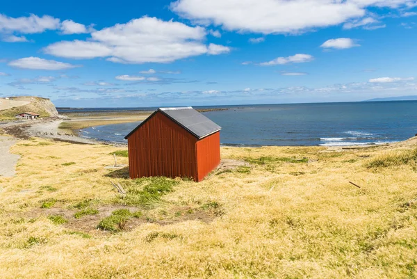Rybářské chatě poblíž pobřeží v Tierra del Fuego — Stock fotografie