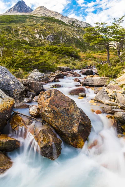 Řeka poblíž Laguna Esmeralda v Tierra del Fuego — Stock fotografie
