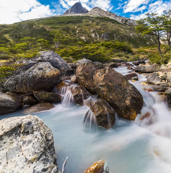 Fluss in der Nähe der Laguna esmeralda in Feuerland — Stockfoto