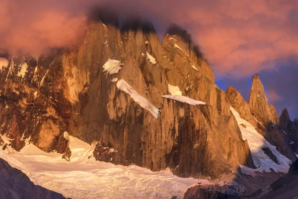 Cerro Torre Jön Laguna Torre Drámai Reggeli Felhőiből Los Glaciares — Stock Fotó