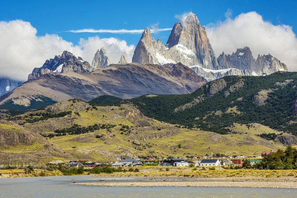 靠近El Chalten镇的Rio Las Vueltas河和位于阿根廷Los Glaciares国家公园的Fitz Roy峰的高山全景 — 图库照片