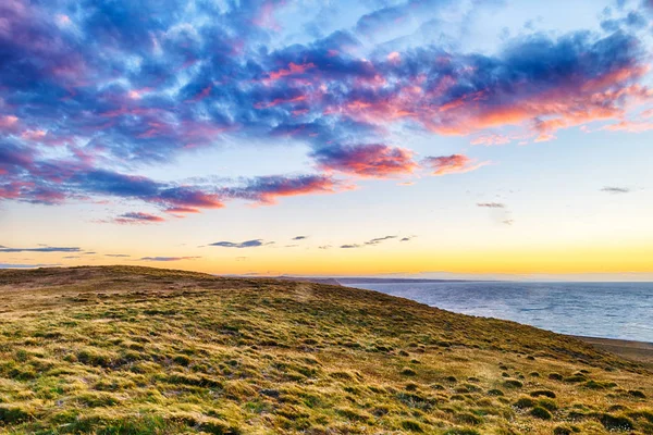 Pôr do sol sobre a costa pamaps em Tierra del Fuego — Fotografia de Stock