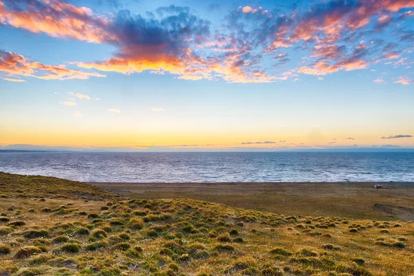 Puesta de sol sobre la orilla de los pamaps en Tierra del Fuego —  Fotos de Stock