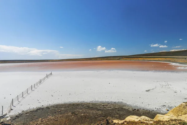 Vecchio recinto in un lago salato nella Terra del Fuoco in Argentina — Foto Stock