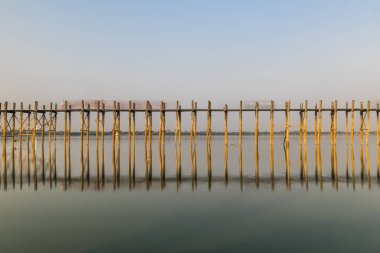 Myanmar 'da köprü altındasın.