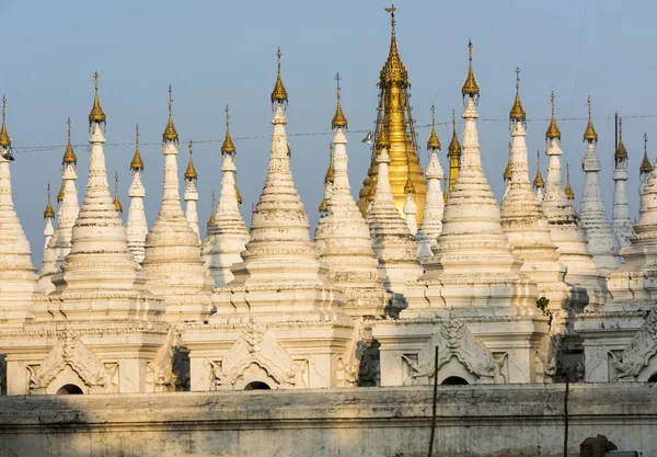 White Kuthodaw Pagoda v Myanmaru — Stock fotografie