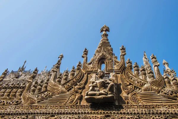 Старовинний монастир Швенандау Кяун у Мандалаї (М "янма). — стокове фото