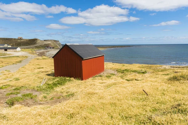 Fiskarstuga nära kusten i Eldslandet — Stockfoto