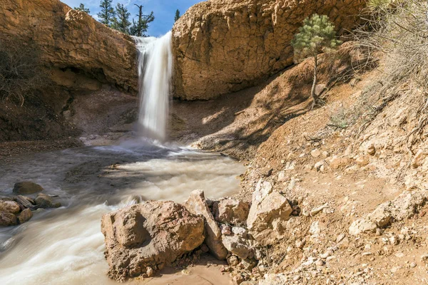 Pequeñas cataratas en Zion Park en los Estados Unidos — Foto de Stock