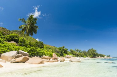 Güzel bir plaj Anse Granit kayalar, La Digue Adası, Seyşeller görülen Takamaka. Panorama