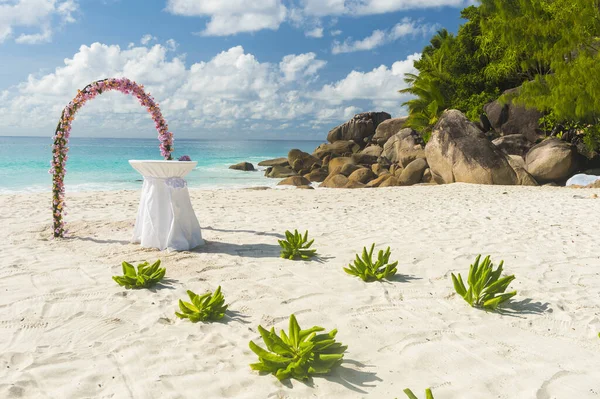 Blumengirlanden Und Ein Weißer Tisch Als Hochzeitsdekoration Tropischen Strand Anse — Stockfoto