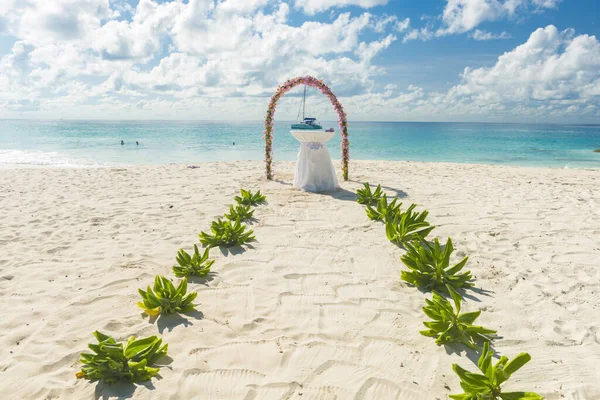 Blumengirlanden Und Ein Weißer Tisch Als Hochzeitsdekoration Tropischen Strand Anse — Stockfoto