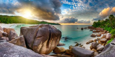 Anse Lazio, Praslin Adası, Seyşeller 'deki ünlü plajda güzel bir gün batımı. Panoramik fotoğraf