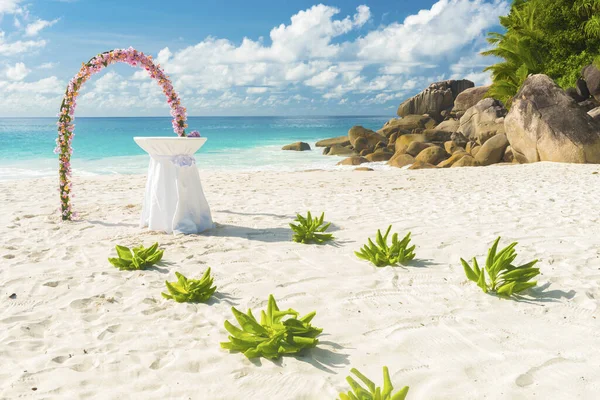 Blumengirlanden Und Ein Weißer Tisch Als Hochzeitsdekoration Tropischen Strand Anse — Stockfoto