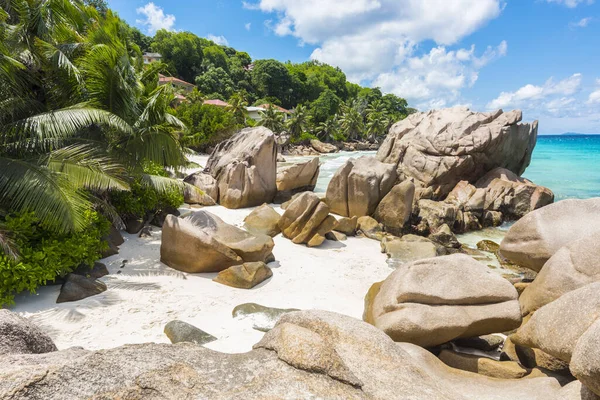 美しい形をした花崗岩の岩とAnse Patatesビーチ Digue島 セイシェルの完璧な白い砂 — ストック写真