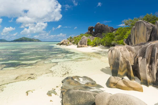 Famosa Vista Massi Granito Splendidamente Sagomati Una Sabbia Bianca Perfetta — Foto Stock