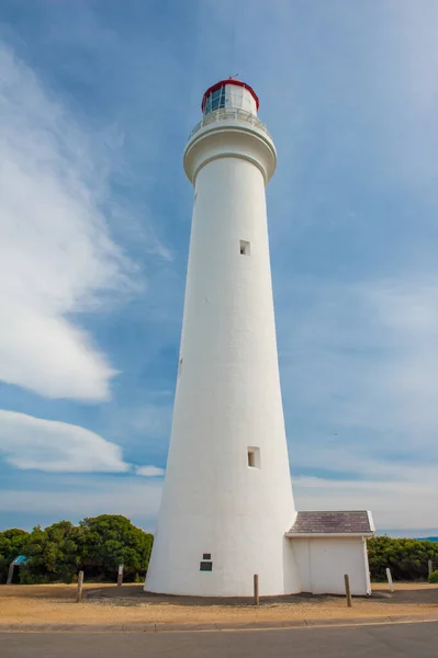 ビクトリア州の南海岸のグレートオーシャンロード近くにある有名なスプリットポイント灯台 — ストック写真