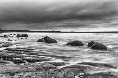 Koekohe sahilinde Moeraki Kayaları, Yeni Zelanda 'nın doğu kıyısında. HDR resmi, siyah ve beyaz