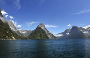 Ünlü Mitre Peak, Milford Sound Fiord 'dan yükseliyor. Fiordland Ulusal Parkı, Yeni Zelanda