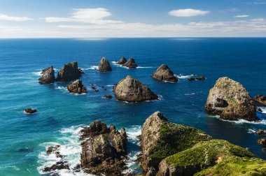 Nugget Point, Yeni Zelanda 'nın güneyindeki Catlins bölgesinde yer almaktadır. Bölge, denizdeki pek çok kaya adası -nugget- ile ünlüdür.. 