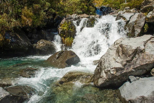 Bellissimo Torrente Turchese Con Cime Innevate Vicino All Autostrada Milford — Foto Stock