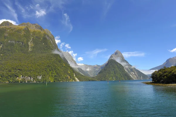 Famous Mitre Peak Rising Milford Sound Fiord Fiordland National Park — Stock Photo, Image