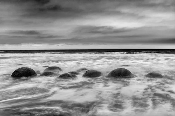 ニュージーランド東海岸のKoekoheビーチにあるMoeraki Boulders Hdr画像 黒と白 — ストック写真