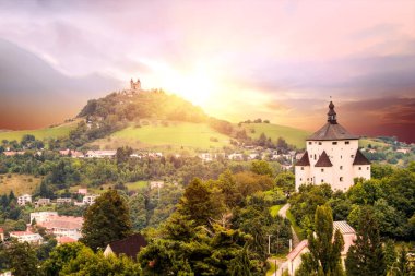 Eski Slovakya maden kasabası Banska Stiavnica, alacakaranlıkta. New Castle önde ve arkadaki tepede süvariler var.