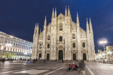 Ünlü Milan Katedrali dünyanın en büyük beşinci katedralidir. Fotoğraf günbatımından sonra uzun bir pozla çekildi, Milan, İtalya