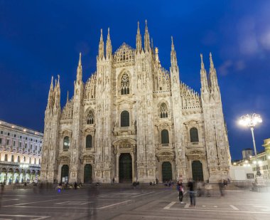 Ünlü Milan Katedrali dünyanın en büyük beşinci katedralidir. Fotoğraf günbatımından sonra uzun bir pozla çekildi, Milan, İtalya