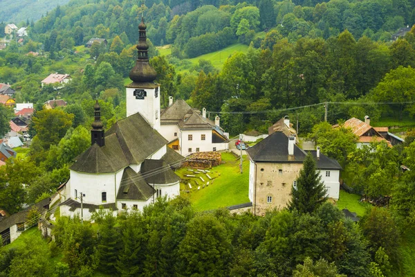 スロバキアの山々にある古い鉱山の町 Spania Dolinaに教会 — ストック写真