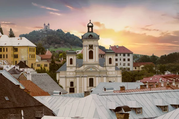 黄昏时 在Banska Stiavnica的斯洛伐克老矿镇 圣母玛利亚的假象教堂在前面 山上有加冕 — 图库照片