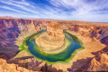 Horseshoe Bend, Colorado Nehri 'nde, Page kasabası yakınlarında bulunan ünlü bir manevra oyuncusudur. Arizona, ABD