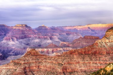 Yavapai Point 'te gün batımından kısa bir süre sonra Büyük Kanyon' un güzel renkleri ve şekilleri. Arizona, ABD
