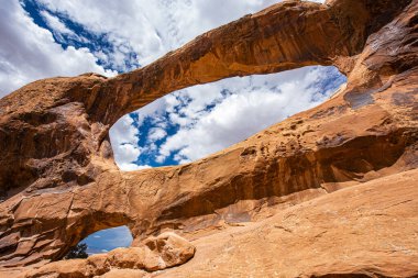 Çifte O kemerinin gündüz fotoğrafı. Arches Ulusal Parkı, Utah - ABD 