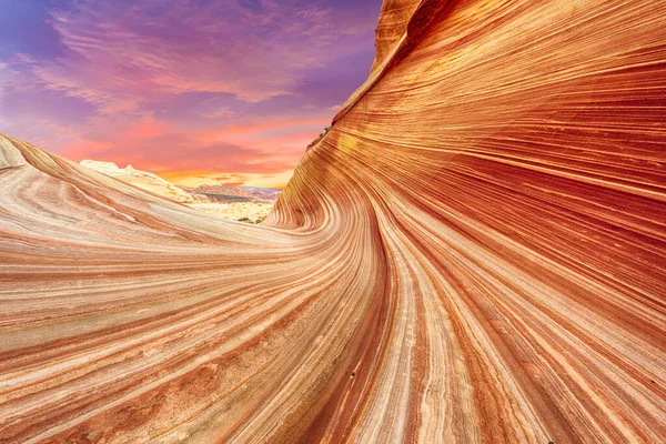 这股波浪是北方Coyote Buttes地区一个令人敬畏的生动涡旋的石化沙丘砂岩层 它可以在亚利桑那州的帕里亚峡谷 弗尔米隆悬崖荒野中看到 — 图库照片