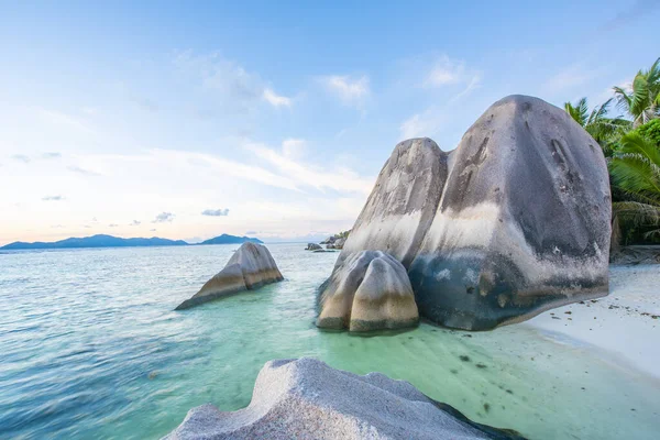 Famous View Beautifully Shaped Granite Boulders Perfect White Sand Famous — стоковое фото