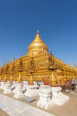 Shwezigon Pagoda, Myanmar 'daki en eski kutsal Budist tapınağıdır. Nyaung-U kasabası Bagan, Myanmar harabelerinin yakınında.