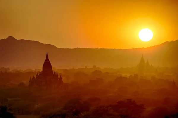 Sol Está Pondo Sobre Velhos Pagodes Uma Antiga Cidade Bagan — Fotografia de Stock