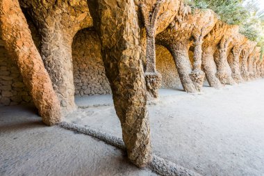 Antonio Gaudi 'nin Park Guell, Barcelona' daki ağaç gövdesine benzeyen taş sütunlar. İspanya 