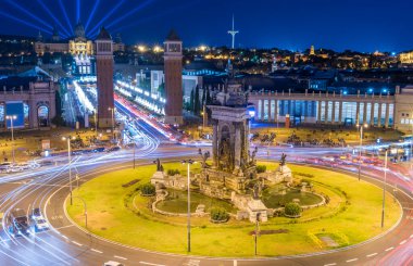 Gün batımından sonra Plaza de Espana 'da uzun bir çekim alanı ve geçen araçların görünür ışık yolları var. Katalonya, İspanya