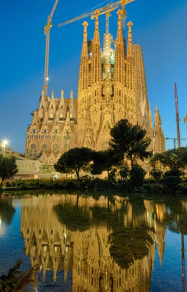 巴塞罗那 Spain March 安东尼奥 Antonio Gaudi Sagrada Familia 著名的西班牙大教堂 日落后倒映在池塘里 — 图库照片